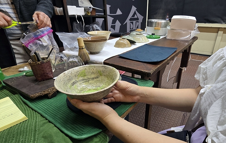 말차를 마시며 다기 잡는 법을 배우고 있다.