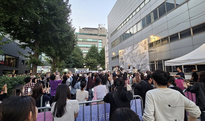 많은 사람이 공연을 보러 찾았다.