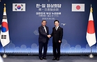이재명 대통령과 이시바 시게루 일본 총리가 30일 부산 누리마루 APEC 하우스에서 정상회담에 앞서 악수하고 있다. 2025.9.30 [대통령실통신사진기자단](사진=저작권자(c) 연합뉴스, 무단 전재-재배포 금지)