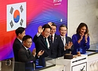 이재명 대통령이 25일(현지시간) 미국 뉴욕 증권거래소에서 개장을 알리는 버튼을 누른 뒤 손을 흔들고 있다. 2025.9.25(사진=저작권자(c) 연합뉴스, 무단 전재-재배포 금지)
