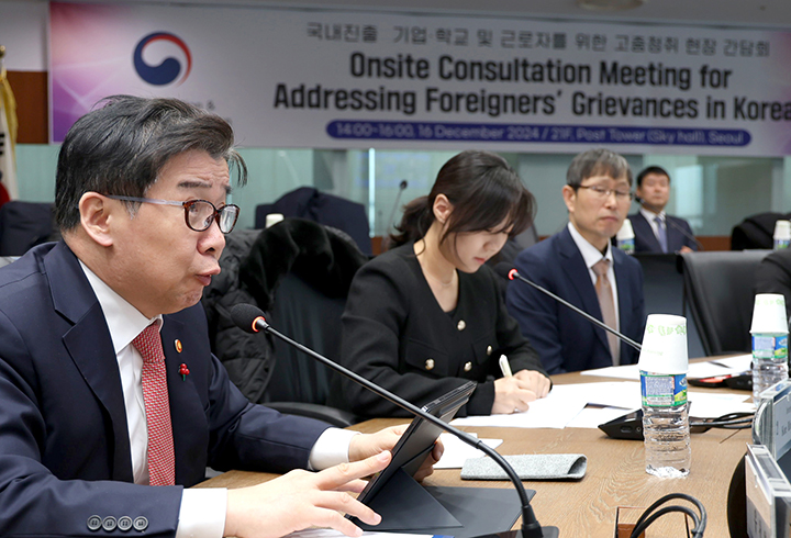 유철환 국민권익위원장이 서울 중구 포스트타워에서 열린 주한외국기업·외국교육기관·외국인 근로자·유학생 고충 청취를 위한 간담회에 참석해 발언하고 있다. 2024.12.16 (ⓒ뉴스1, 무단 전재-재배포 금지)