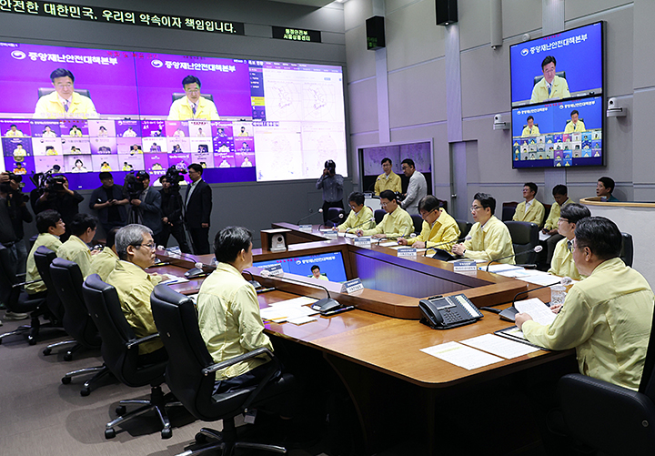 윤호중 중앙재난안전대책본부장(행정안전부 장관)이 30일 오전 서울 세종로 정부서울청사에서 국가정보자원관리원 행정정보시스템 화재 관련 6차 회의를 주재하고 모두 발언을 하고 있다. (사진=행정안전부)