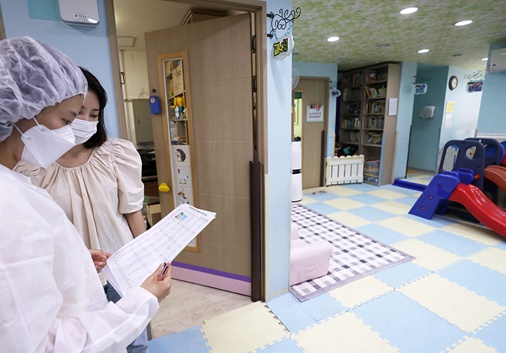 서울 광진구의 한 유치원에서 특별점검반이 긴급 위생점검을 점검하고 있다. (ⓒ뉴스1, 무단 전재-재배포 금지)