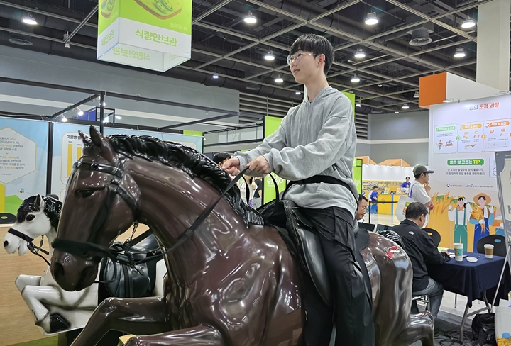 체험하는 기자의 모습.