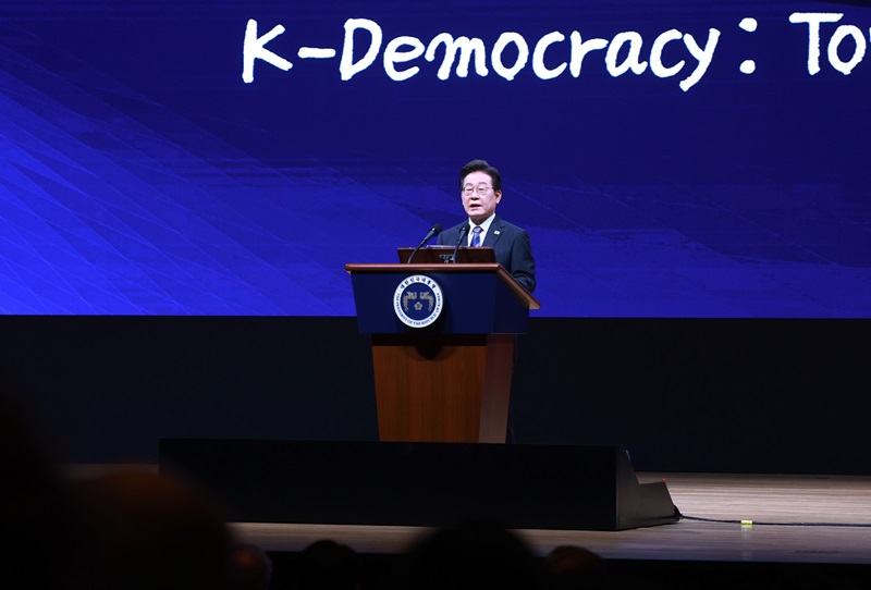 이재명 대통령이 13일 서울 강남구 코엑스에서 열린 2025 세계정치학회(IPSA) 서울총회 개막식에서 연설하고 있다. 2025.7.13 [대통령실통신사진기자단](사진=저작권자(c) 연합뉴스, 무단 전재-재배포 금지)