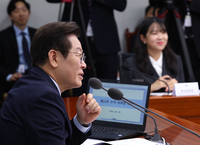 이재명 대통령이 18일 서울 용산 대통령실에서 열린 제11차 수석보좌관회의에서 이주형 청년담당관의 발표가 끝난 뒤 발언하고 있다. 2025.9.18(사진=저작권자(c) 연합뉴스, 무단 전재-재배포 금지)