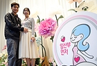 서울 영등포구 여의도 페어몬트 엠베서더 호텔에서 열린 '제20회 임산부의 날 기념행사'에서 임산부와 남편이 기념촬영을 하고 있다. 2025.10.10 (ⓒ뉴스1, 무단 전재-재배포 금지)