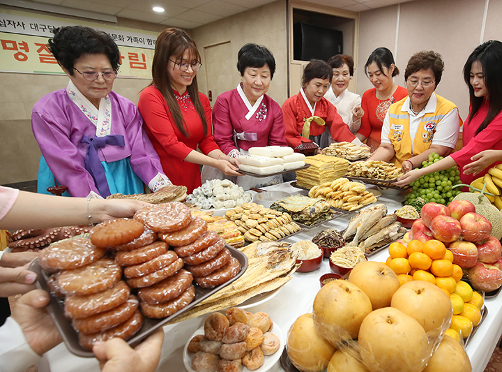 추석 명절을 앞두고 12일 오전 대구 달서구 월성종합사회복지관에서 열린 '대한적십자사 대구달서구협의회와 다문화가족이 함께하는 추석맞이 차례상 차리기' 행사에서 참석자들이 음식을 차례상에 올리고 있다. 2025.9.12 (ⓒ뉴스1, 무단 전재-재배포 금지)