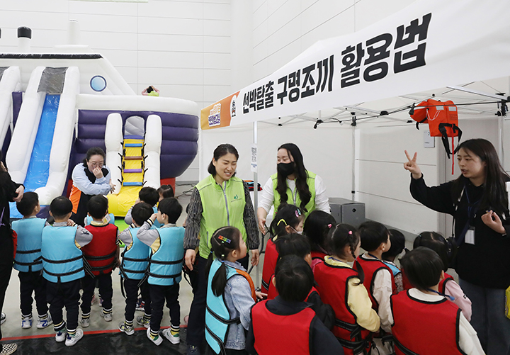 세종시 어진동 정부세종컨벤션센터에서 열린 2024 찾아가는 안전체험장을 찾은 어린이들이 선박 탑승전 구명조끼 착용법 및 선박탈출 행동을 배우고 있다. 2024.4.16 (ⓒ뉴스1, 무단 전재-재배포 금지)