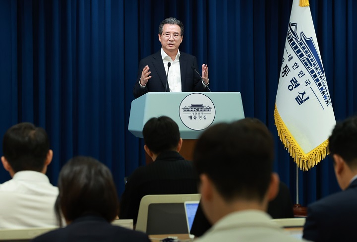 김용범 대통령실 정책실장이 31일 서울 용산 대통령실 청사에서 한미 관세 협상 타결 관련 브리핑 뒤 취재진의 질문에 답하고 있다. 2025.7.31(저작권자(c) 연합뉴스, 무단 전재-재배포 금지)