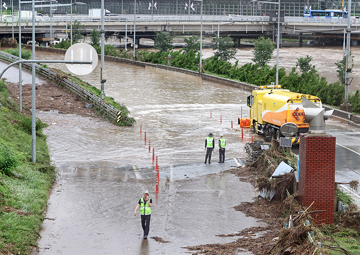 서울 동북·서북권에 호우경보가 발령된 13일 서울 노원구 월계동을 지나 흐르는 중랑천이 범람해 동부간선도로 통행 복구작업이 실시되고 있다. 2025.8.13 (ⓒ뉴스1, 무단 전재-재배포 금지)