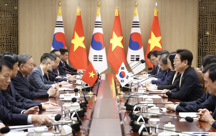 이재명 대통령과 또 럼 베트남 당서기장이 11일 서울 용산 대통령실 청사에서 한·베트남 확대 정상회담을 하고 있다. 2025.8.11 [대통령실통신사진기자단](사진=저작권자(c) 연합뉴스, 무단 전재-재배포 금지)