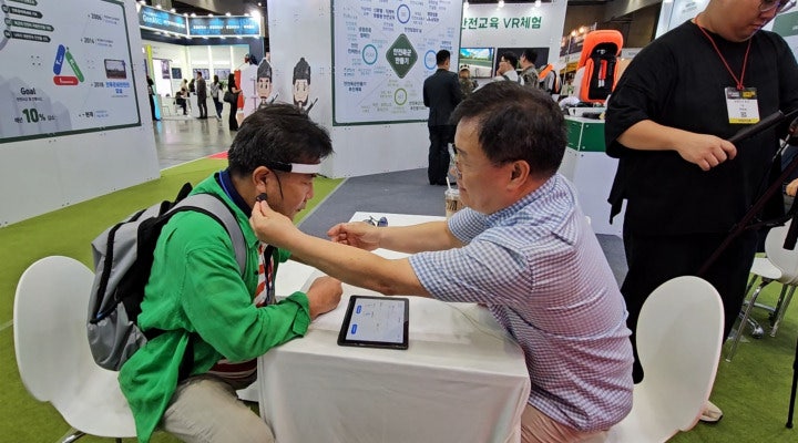기자는 AI 기반 자살 예방 시스템을 직접 체험해 본다.