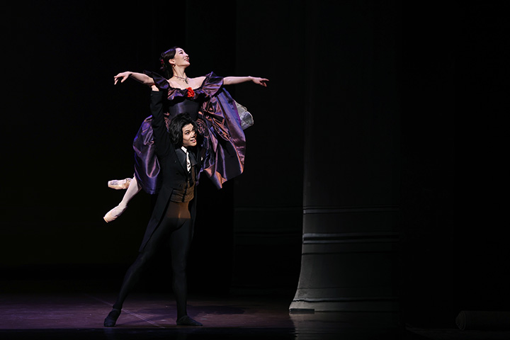 지난 5월 6일 서울 서초구 예술의전당 오페라극장에서 열린 국립발레단 제204회 정기공연 '카멜리아 레이디' 프레스콜에서 마르그리트 코티에 역의 조연재와 아르망 뒤발 역의 변성완이 시연하고 있다.(사진=저작권자(c) 연합뉴스, 무단 전재-재배포 금지)