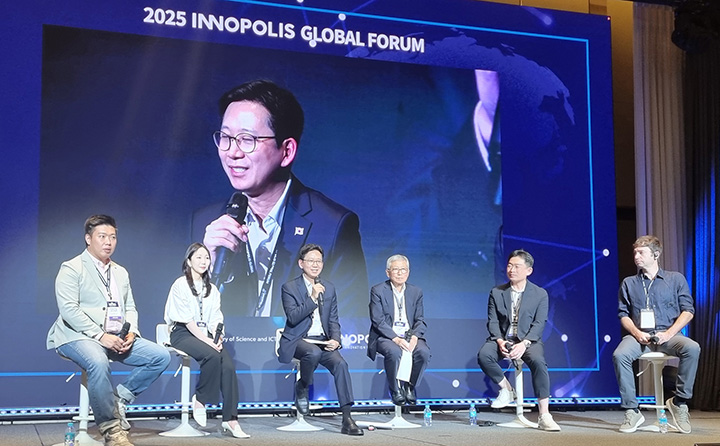 배경훈 과학기술정보통신부 장관(왼쪽 세 번째)이 지난 4일 대전 롯데시티호텔에서 열린 '2025 연구개발특구 글로벌 포럼'에서 스페셜 세션인 토크콘서트를 진행하고 있다.(사진=저작권자(c) 연합뉴스, 무단 전재-재배포 금지)