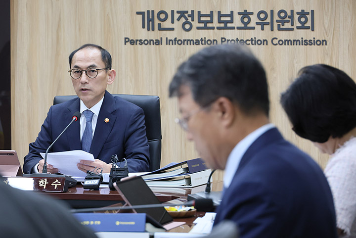 고학수 개인정보보호위원회 위원장이 24일 서울 종로구 정부서울청사에서 열린 제21회 전체회의에서 발언하고 있다.(사진=저작권자(c) 연합뉴스, 무단 전재-재배포 금지)