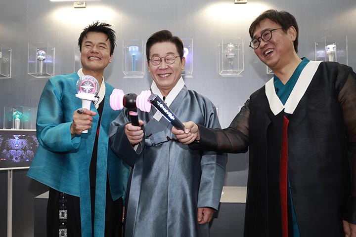 이재명 대통령(가운데)이 지난 1일 경기 고양시 킨텍스에서 열린 대중문화교류위원회 출범식에서 박진영(왼쪽)·최휘영 대중문화교류위원회 공동위원장과 K컬처 체험존에서 응원봉을 들고 기념촬영을 하고 있다.(사진=저작권자(c) 연합뉴스, 무단 전재-재배포 금지)