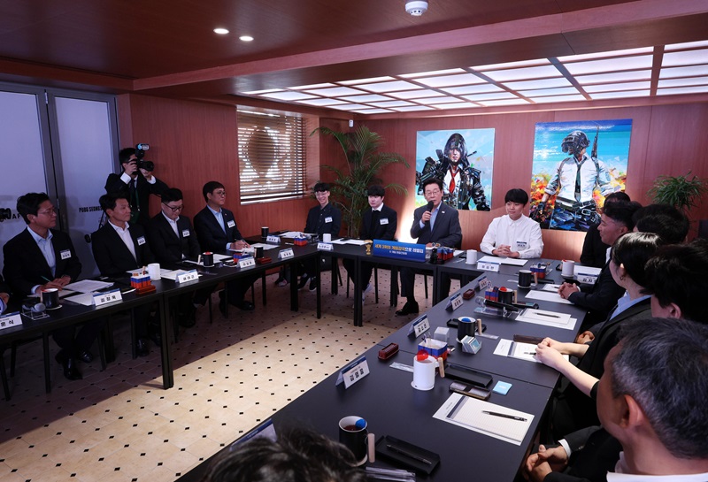 이재명 대통령이 15일 국내 게임사 크래프톤의 게임ㆍ문화 플랫폼 서울 성동구 '펍지 성수'에서 K-게임 현장 간담회를 하고 있다. 2025.10.15 [대통령실통신사진기자단](사진=저작권자(c) 연합뉴스, 무단 전재-재배포 금지)