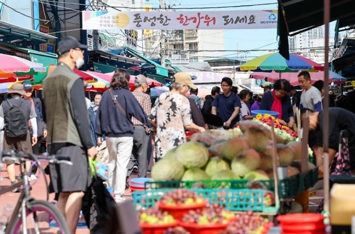 추석 명절 연휴를 앞둔 21일 서울 동대문구 청량리 종합시장이 인파로 붐비고 있다. 2025.9.21. (ⓒ뉴스1, 무단 전재-재배포 금지)