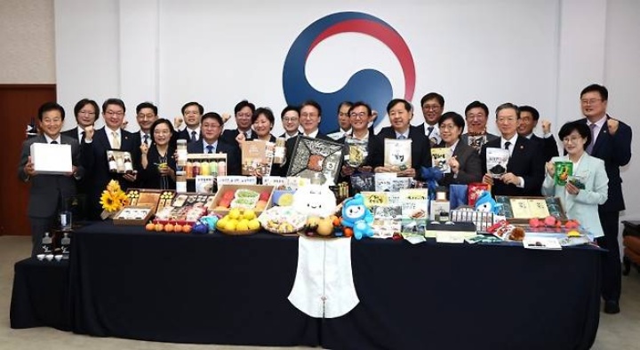 김민석 국무총리 및 국무위원들이 23일 서울 종로구 정부서울청사에서 열린 농수산식품 소비촉진 행사에서 추석민생선물세트를 들고 기념촬영을 하고 있다. 2025.9.23. (ⓒ뉴스1, 무단 전재-재배포 금지)