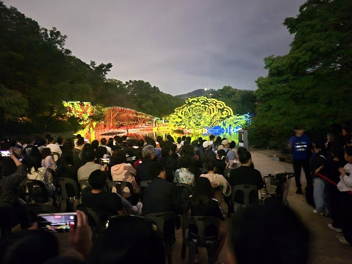 화려한 빛과 미디어아트를 즐길 수 있는 '창경궁 물빛연화'.