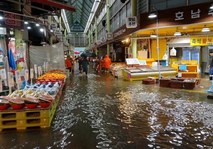 폭우로 침수된 시장.(ⓒ뉴스1, 인천소방본부 제공, 무단 전재-재배포 금지)