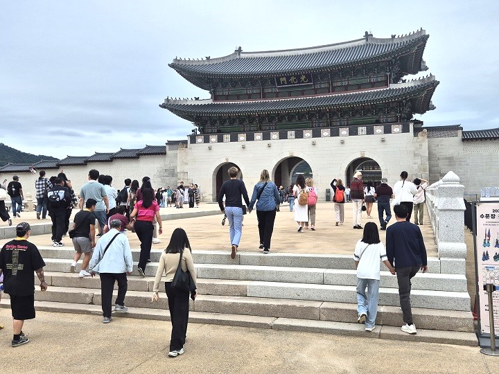 세계인의 관광지가 된 서울 광화문 앞.