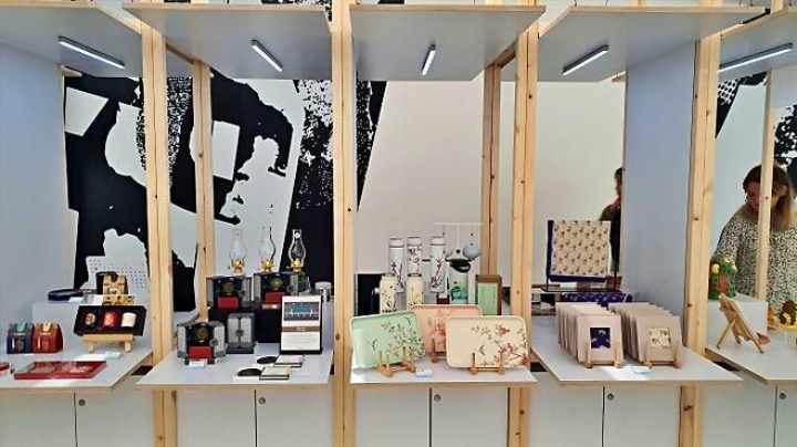 오픈런 열풍을 일으킨 국립중앙박물관의 굿즈가 이곳에서도 관람객의 시선을 끈다.