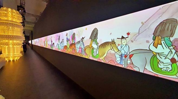 한지와 빛으로 되살아난 행렬, 관람객은 그 여정의 일부가 된다.