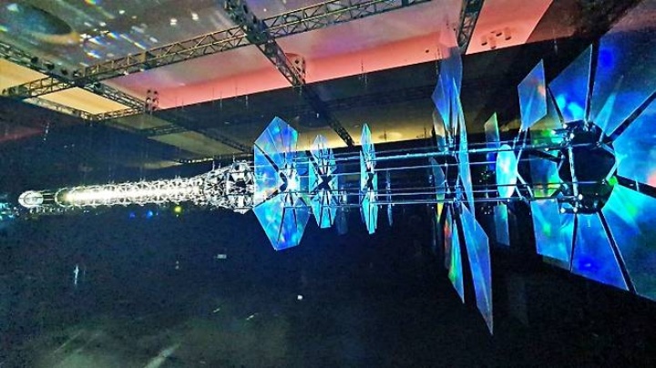 인트로에 설치된 김준수 작가의 <영원의 축>은 판타지 세계로 들어가는 포털이 된다.