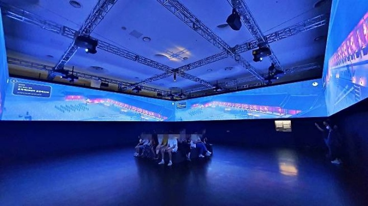 4면을 감싸는 의궤, 조선시대 한복판에 들어선 듯한 착각을 불러일으킨다.