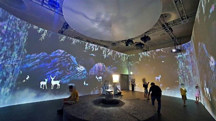 반짝이는 자개와 디지털 윤슬이 만들어낸 몽환의 풍경.