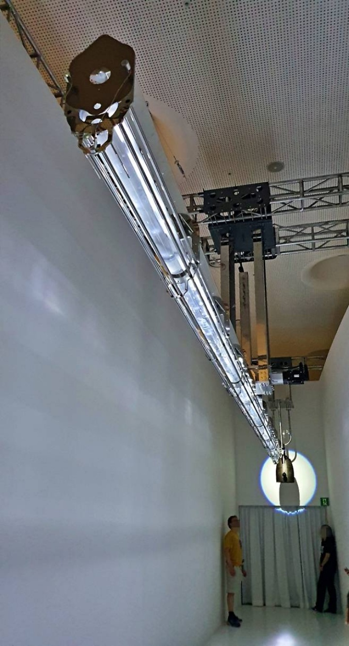 아웃트로에서는 한국의 종을 모티브로 한 김준수 작가의 <흐르는 강물처럼>이 관람의 종지부를 찍는다.