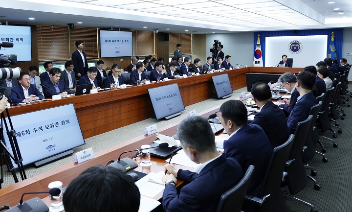 이재명 대통령이 31일 서울 용산 대통령실 청사에서 열린 6차 수석·보좌관 회의를 주재하고 있다. 2025.7.31 [대통령실통신사진기자단](저작권자(c) 연합뉴스, 무단 전재-재배포 금지)