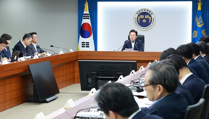이재명 대통령이 30일 서울 용산 대통령실 청사에서 열린 비상경제점검 태스크포스(TF) 3차 회의를 주재하고 있다. 2025.7.30(저작권자(c) 연합뉴스, 무단 전재-재배포 금지)