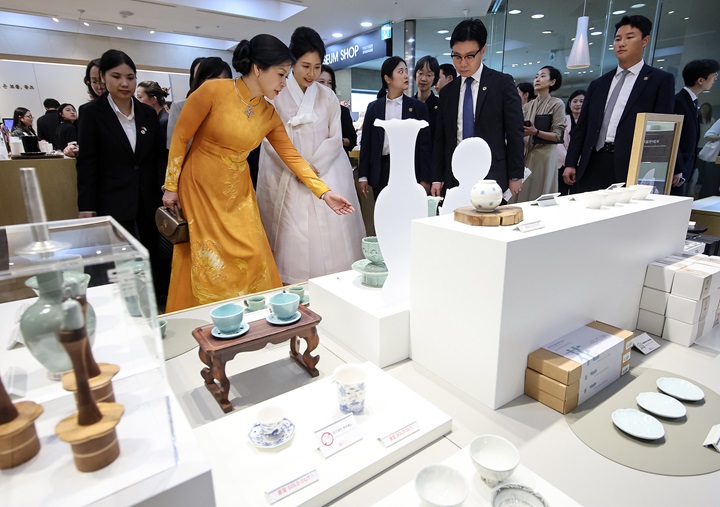김혜경 여사와 또 럼 베트남 당 서기장의 배우자 응오 프엉 리 여사가 11일 서울 용산구 국립중앙박물관 기념품점에서 상품을 보고 있다. 2025.8.11(사진=저작권자(c) 연합뉴스, 무단 전재-재배포 금지)