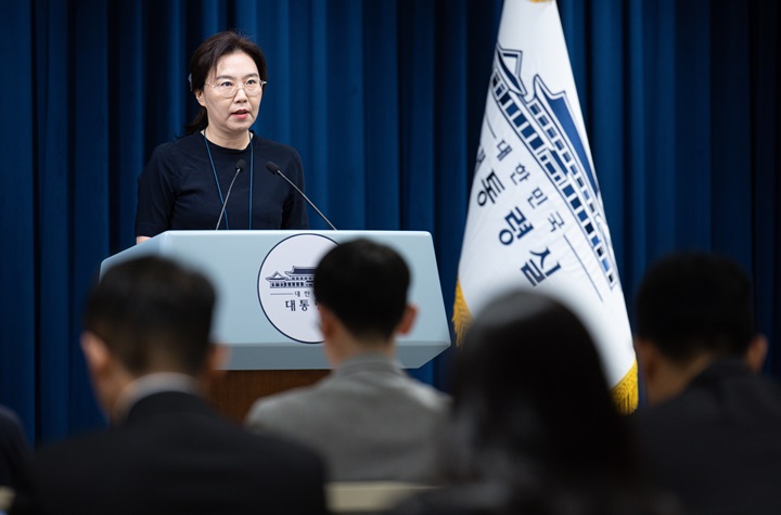 강유정 대통령실 대변인이 6일 서울 용산 대통령실 청사에서 이재명 대통령 지시사항 관련 브리핑을 하고 있다. 2025.8.6(ⓒ뉴스1, 무단 전재-재배포 금지)