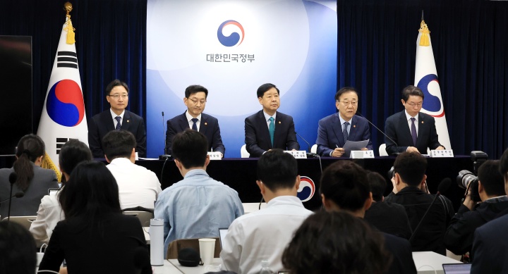 김윤덕 국토교통부 장관이 15일 서울 종로구 정부서울청사에서 주택시장 안정화 대책을 발표하고 있다. 왼쪽부터 임광현 국세청장, 윤창렬 국무조정실장, 구윤철 경제부총리 겸 기획재정부 장관, 김 장관, 이억원 금융위원회 위원장. 2025.10.15. (ⓒ뉴스1, 무단 전재-재배포 금지)