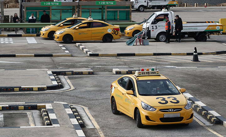 서울 강남구 강남운전면허시험장에서 응시생들이 운전면허 기능시험을 보고 있다. 2023.12.13 (ⓒ뉴스1, 무단 전재-재배포 금지)