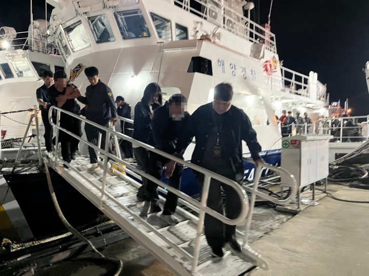 태안해경이 지난 6일 충남 충남 태안해역 가의도 북방 2해리 인근 해상에서 밀입국 의심 선박(레저보트, 승선원 남성 8명, 중국 국적)을 검거한 뒤 배에 타고 있던 중국인 8명을 압송 중인 모습. 2025.10.6. (ⓒ뉴스1, 무단 전재-재배포 금지)