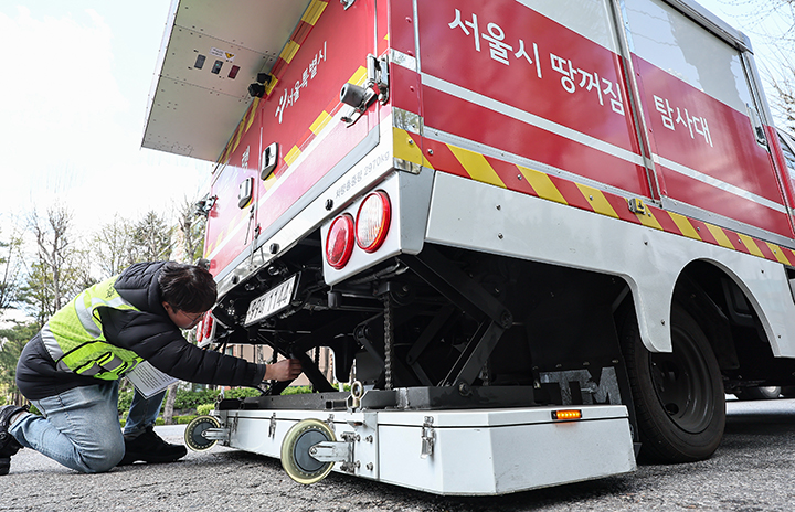 서울 시내 한 도로에서 서울시 재난안전실 도로관리과 직원들이 땅꺼짐 탐사대 차량에 실린 장비를 점검하고 있다. 2025.4.15 (ⓒ뉴스1, 무단 전재-재배포 금지)