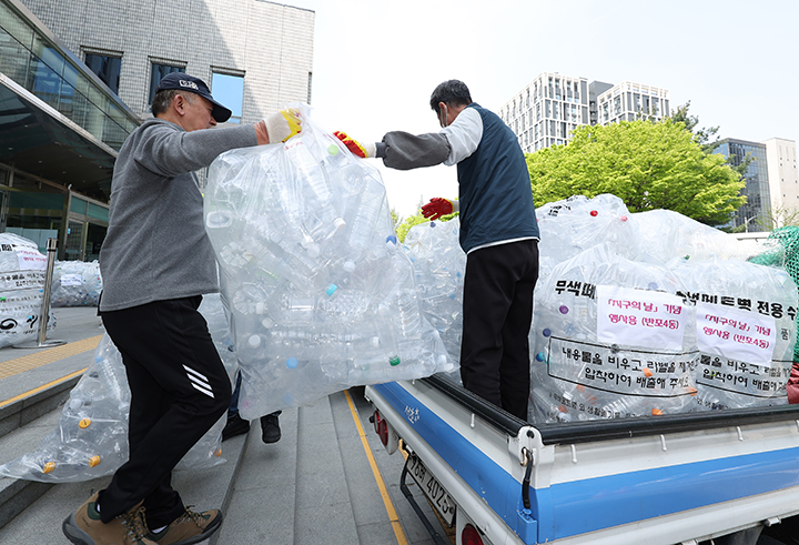 관계자들이 서초구민들이 수거한 무색 투명페트병을 옮기고 있다. 2024.4.19 (ⓒ뉴스1, 무단 전재-재배포 금지)