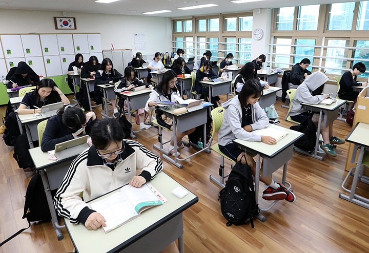 부산 동래구 중앙여자고등학교 3학년 교실에서 수험생들이 자율학습을 하고 있다. 2025.10.1 (ⓒ뉴스1, 무단 전재-재배포 금지)