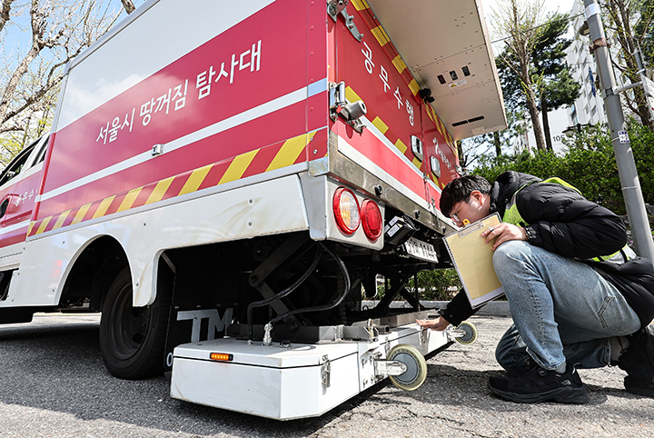 서울 시내 한 도로에서 서울시 재난안전실 도로관리과 직원들이 땅꺼짐 탐사대 차량에 실린 장비를 점검하고 있다. 2025.4.1 (ⓒ뉴스1, 무단 전재-재배포 금지)
