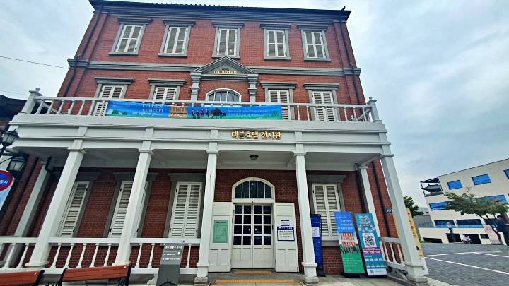 철거 후 복원되어 전시관으로 재탄생한 한국 최초의 서양식 호텔 '대불호텔전시관'.