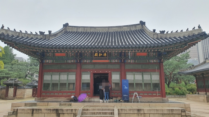 비 오는 날, 덕수궁 덕홍전에서 열린 <기억의 유산, 빛으로 스며들다> 특별전.