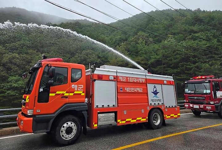 군 물탱크를 활용해 오봉저수지에 급수 지원하는 모습. 2025.9.4 (ⓒ뉴스1, 무단 전재-재배포 금지)