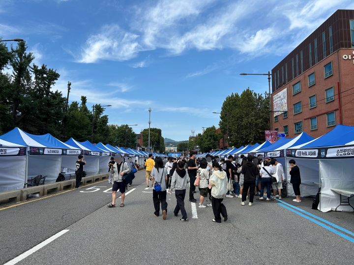 거리에 많은 부스들이 줄지어 열렸다.