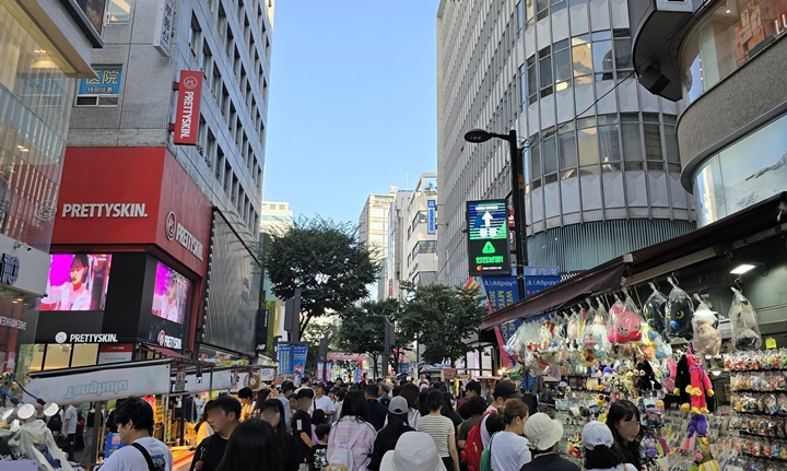 많은 사람으로 북적거리는 명동.