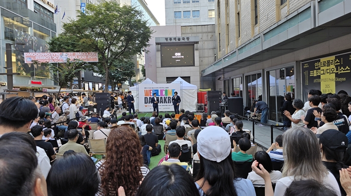 의자가 없어 서서 구경하는 관객들.